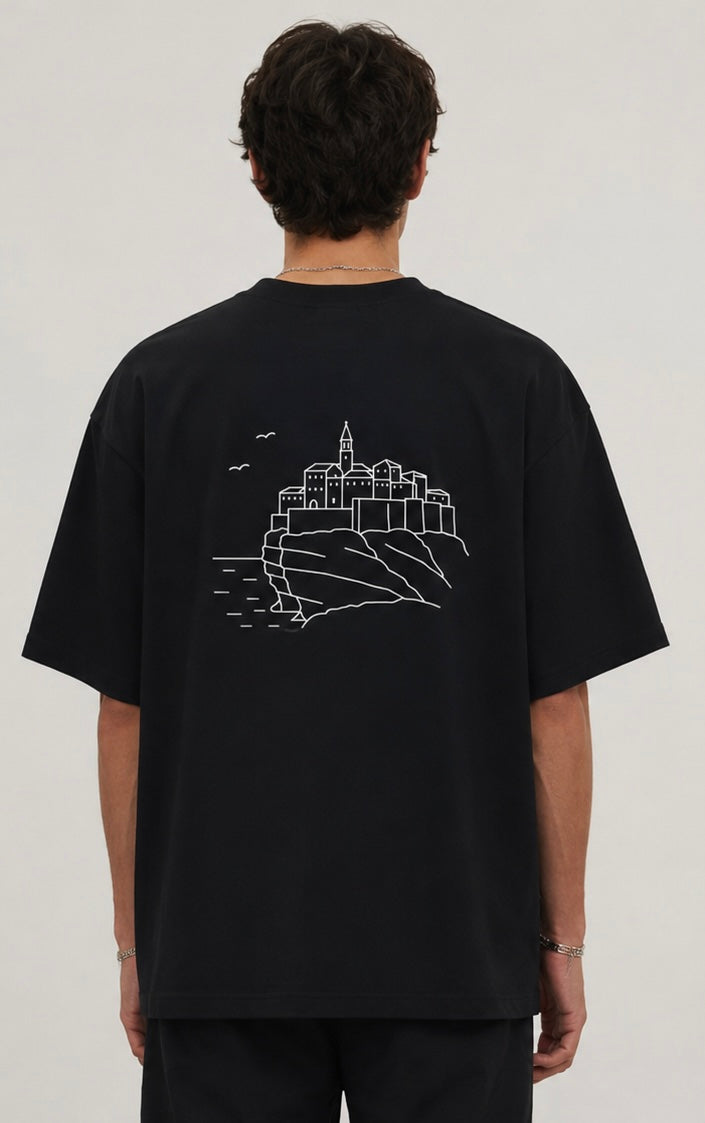 Homme portant le T-shirt oversize Bonifacio